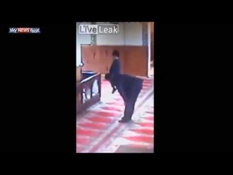 شاهدرجل يصلي وطفلهه معلق برقبته