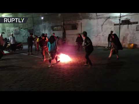 شاهد أطفال شجعان في إندونيسيا يلعبون كرة النار احتفالًا بالعام الهجري الجديد