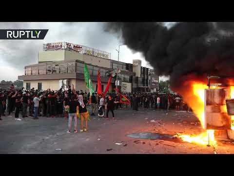 شاهد العشرات يضرمون النار في مقر قناة دجلة الفضائية وسط بغداد